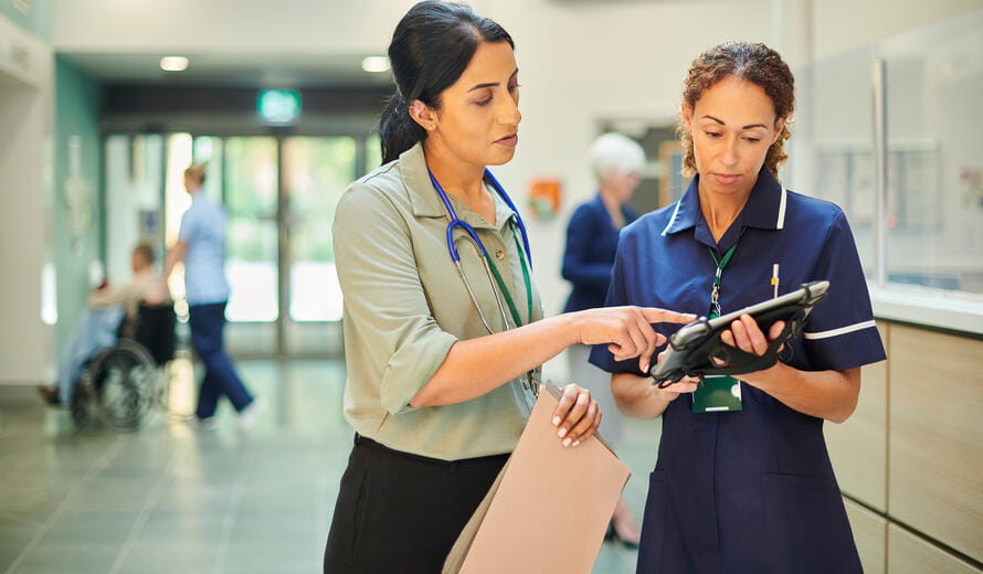 Staff nurse consulting ward doctor.