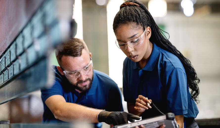The maintenance engineering team conducts a performance inspection of the cutting machine using machine monitoring software to minimize disruptions in engineering parts production.