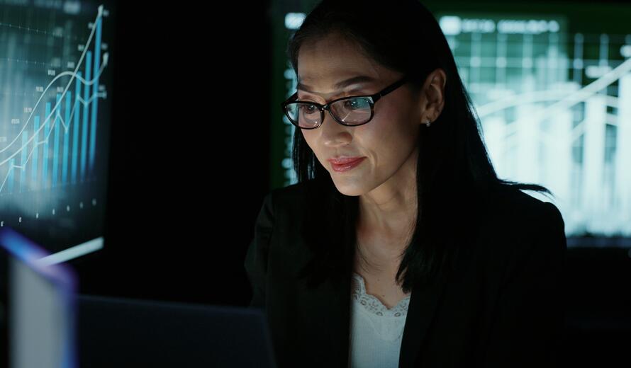 Businesswoman analyst viewing financial data on screen , Concept of technology and data analysis .